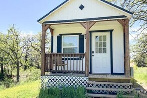 Fantastic White Rose Tiny Home 6 – A Modern Escape with Cozy Charm! - 6 Tiny Town + Monthly + Utilities + Comfy Stay (Hico)
