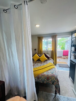 3 soverom, skrivebord, strykejern/-brett og reiseseng for barn