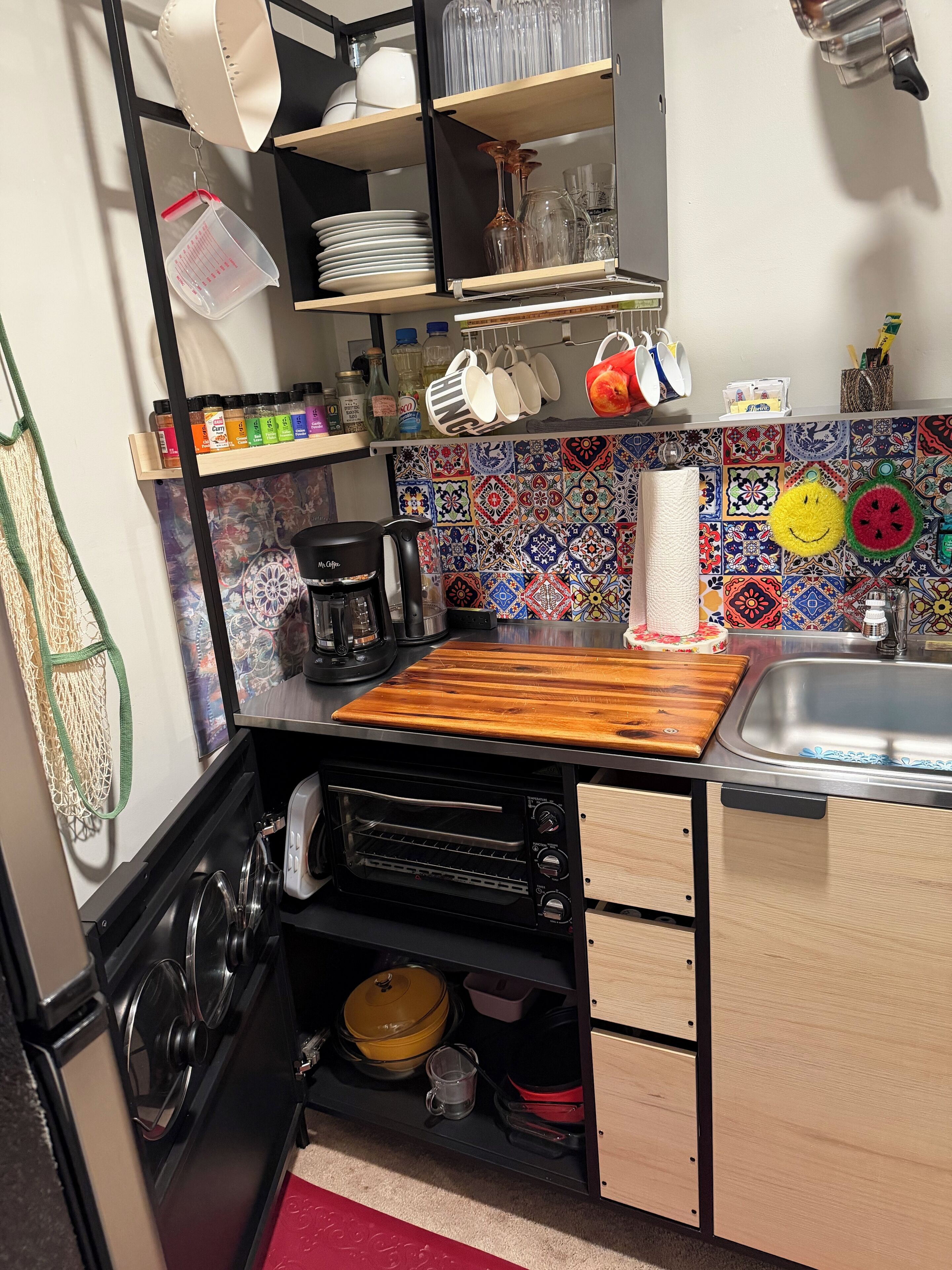 Fridge, microwave, oven, coffee/tea maker