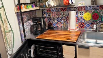 Fridge, microwave, oven, coffee/tea maker