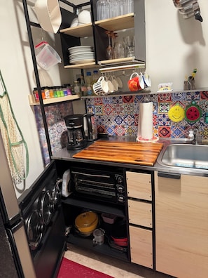 Fridge, microwave, oven, coffee/tea maker - Book one week or more and get 10% discount
Stylish 2 BR Suite in West Seattle!
 (Seattle)