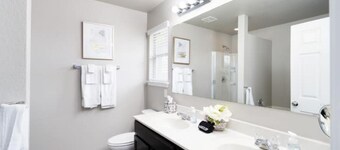 Cozy and Elegant 3 bed/2 bath/ neighborhood pool