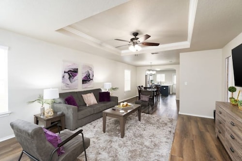 Cozy and Elegant 3 bed/2 bath/ neighborhood pool