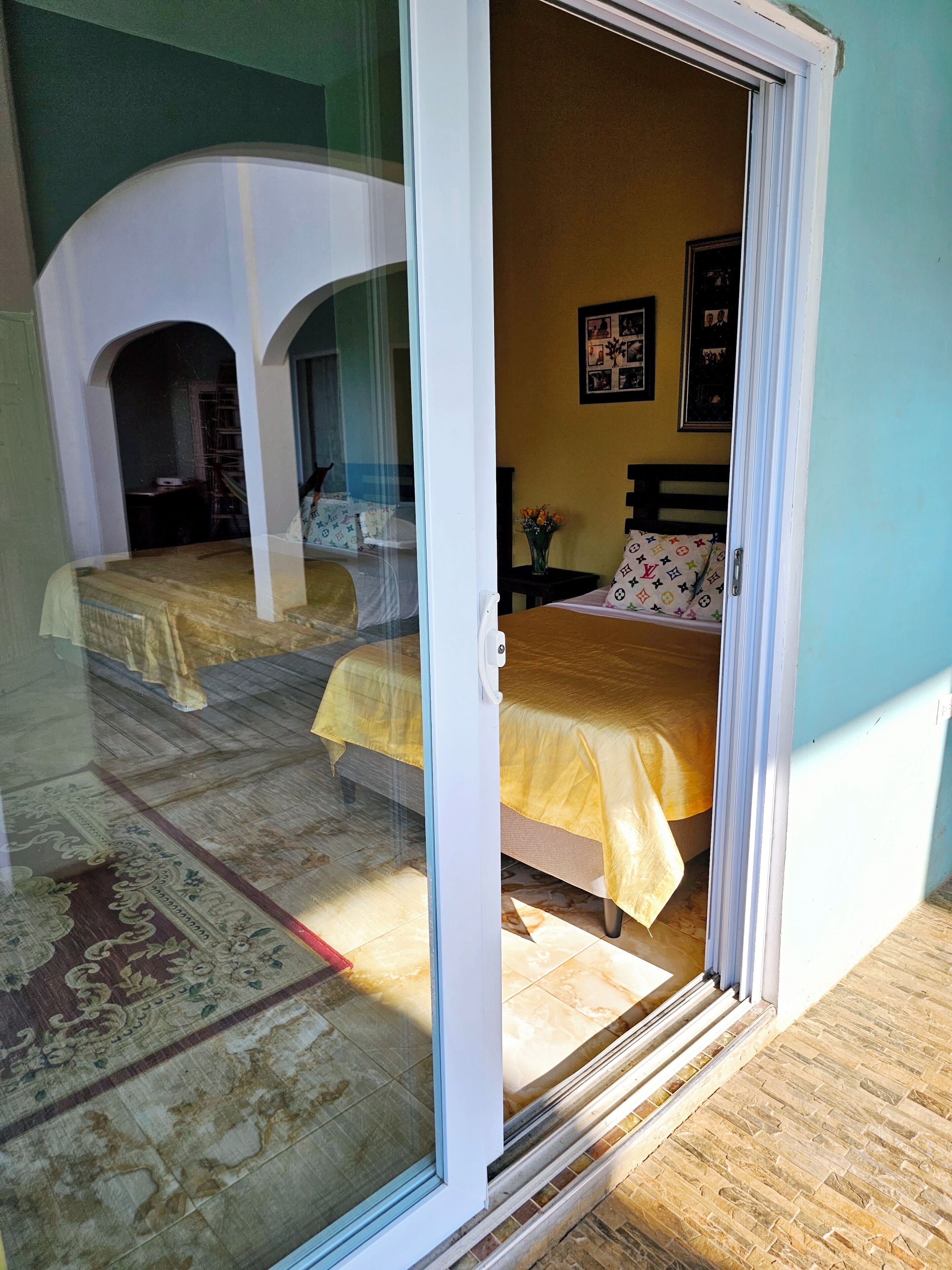 Een strijkplank/strijkijzer, wifi, beddengoed