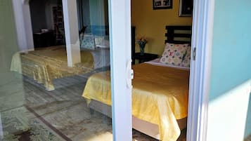 Een strijkplank/strijkijzer, wifi, beddengoed