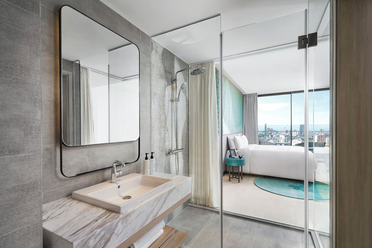 Deluxe Room, 1 King Bed, Balcony, City View