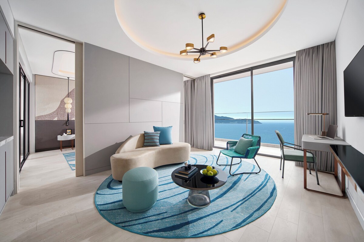 Suite, 1 Bedroom, Balcony, Sea View | 高級寢具、迷你吧、客房內保險箱、書桌