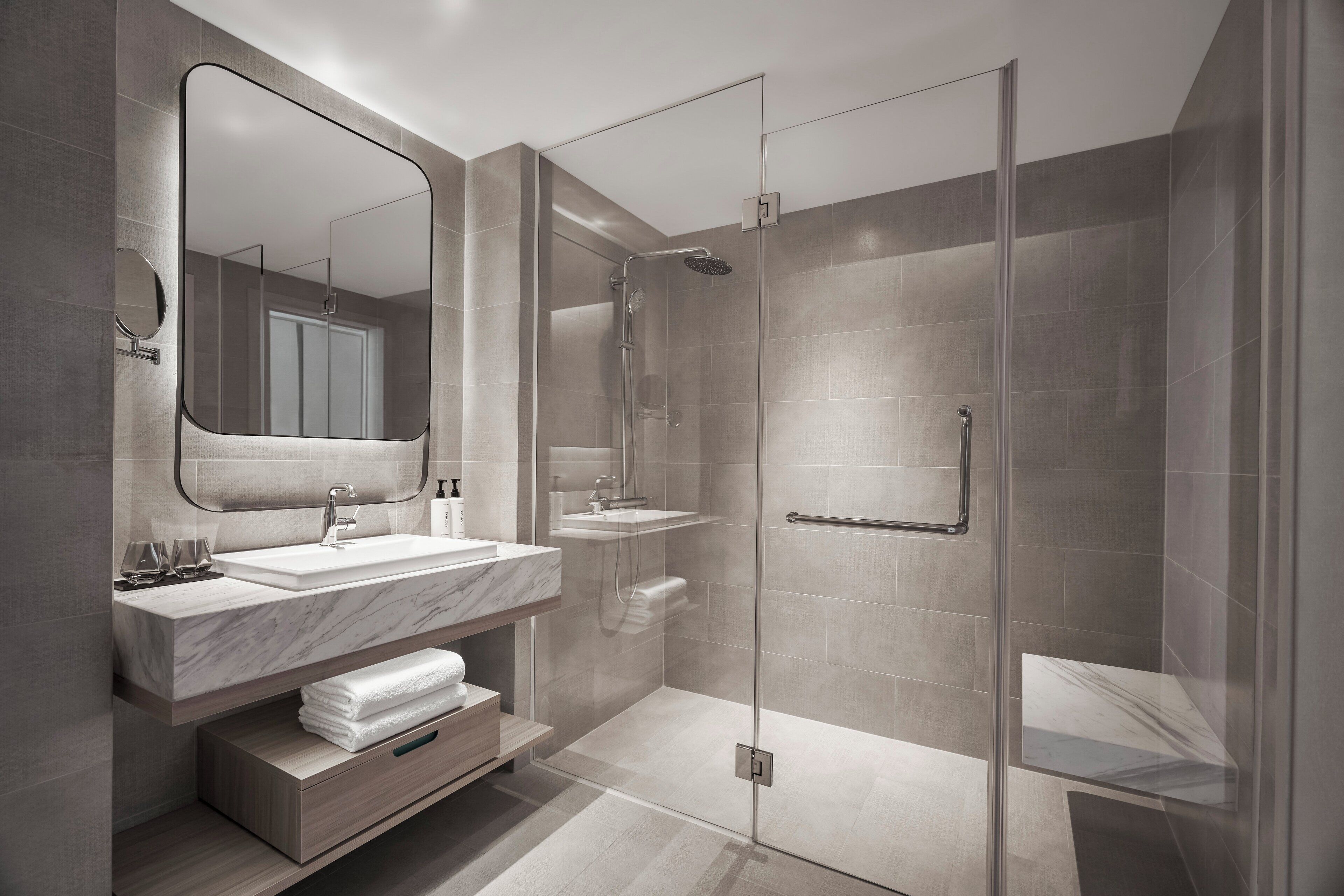 免費盥洗用品、吹風機、浴袍、拖鞋