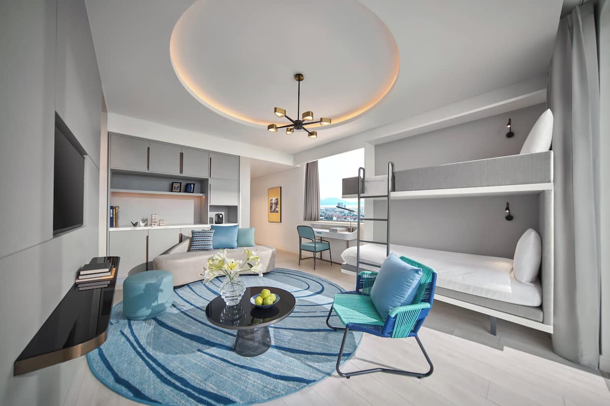 Phòng Suite dành cho gia đình, 1 phòng ngủ, ban công, quang cảnh biển | Bộ đồ giường cao cấp, minibar, két bảo mật tại phòng