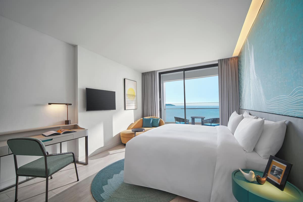Deluxe Room, 1 Katil Raja (King), Balcony, Sea View | Peralatan tempat tidur premium, bar mini, peti besi dalam bilik