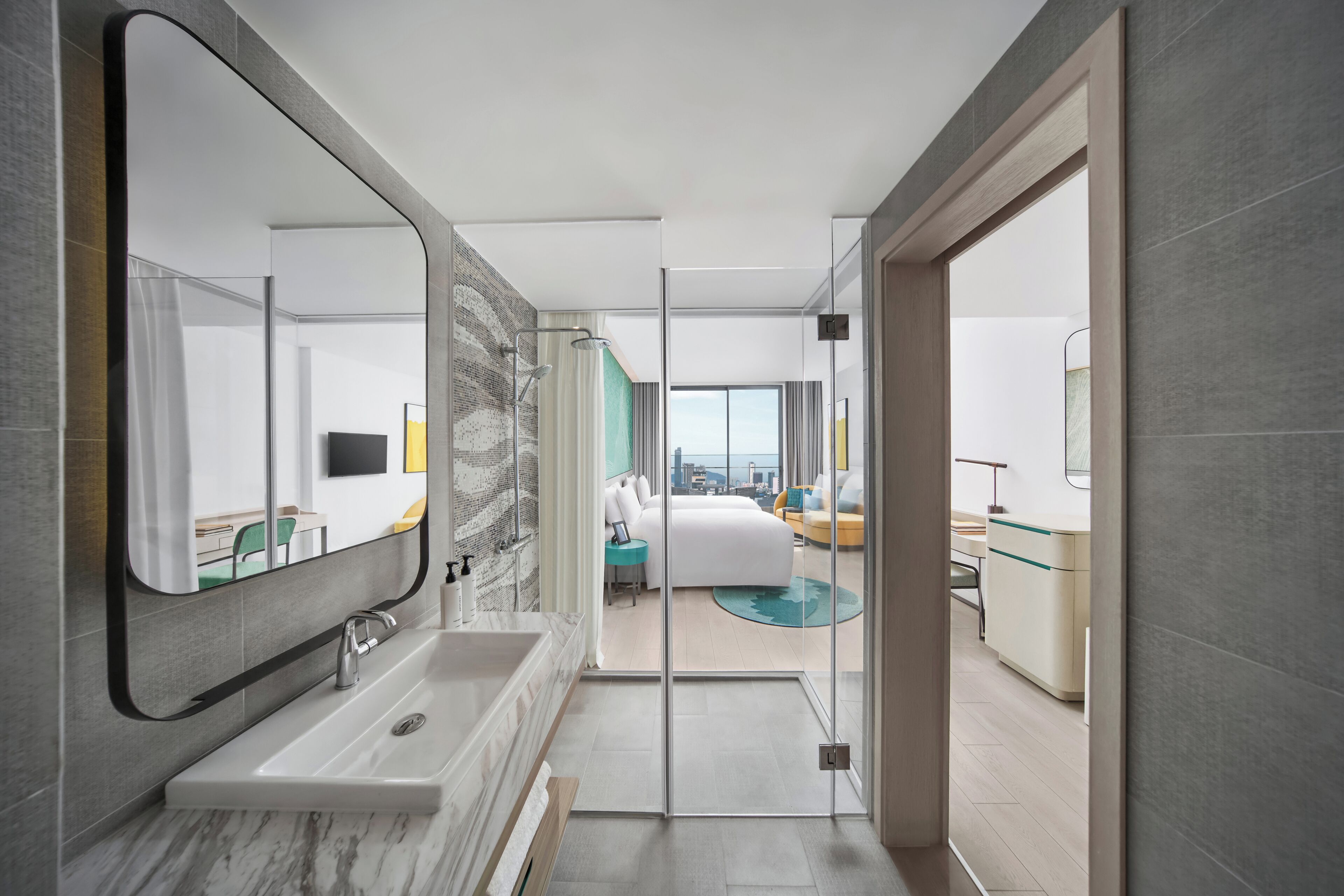 Un baño moderno con un espejo grande, una bañera y una ducha.