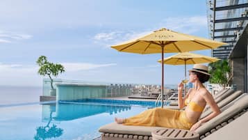 Piscina externa, funciona das 7h às 20h, guarda-sóis, espreguiçadeiras