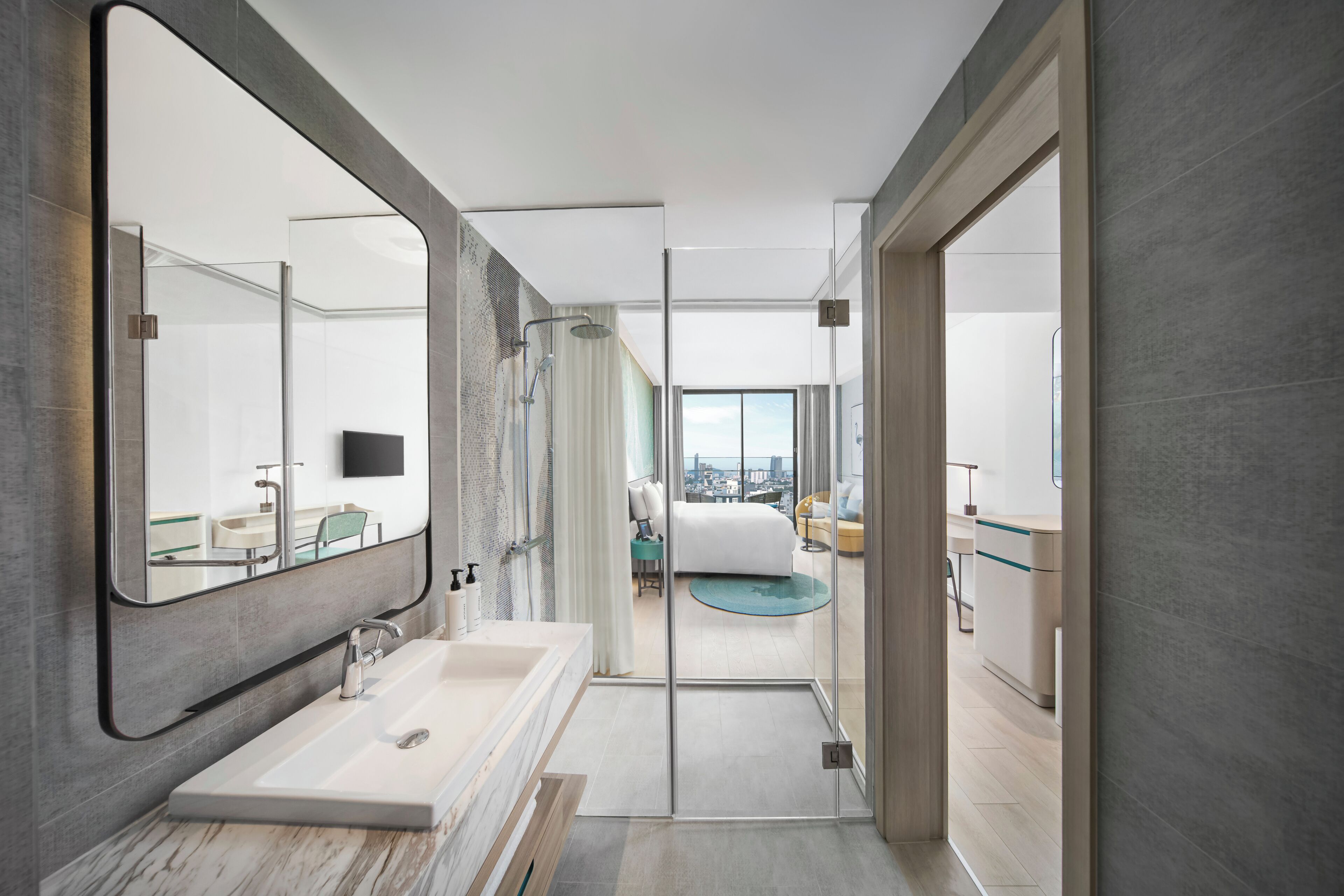 Une salle de bain moderne avec un grand miroir, une baignoire et une douche.