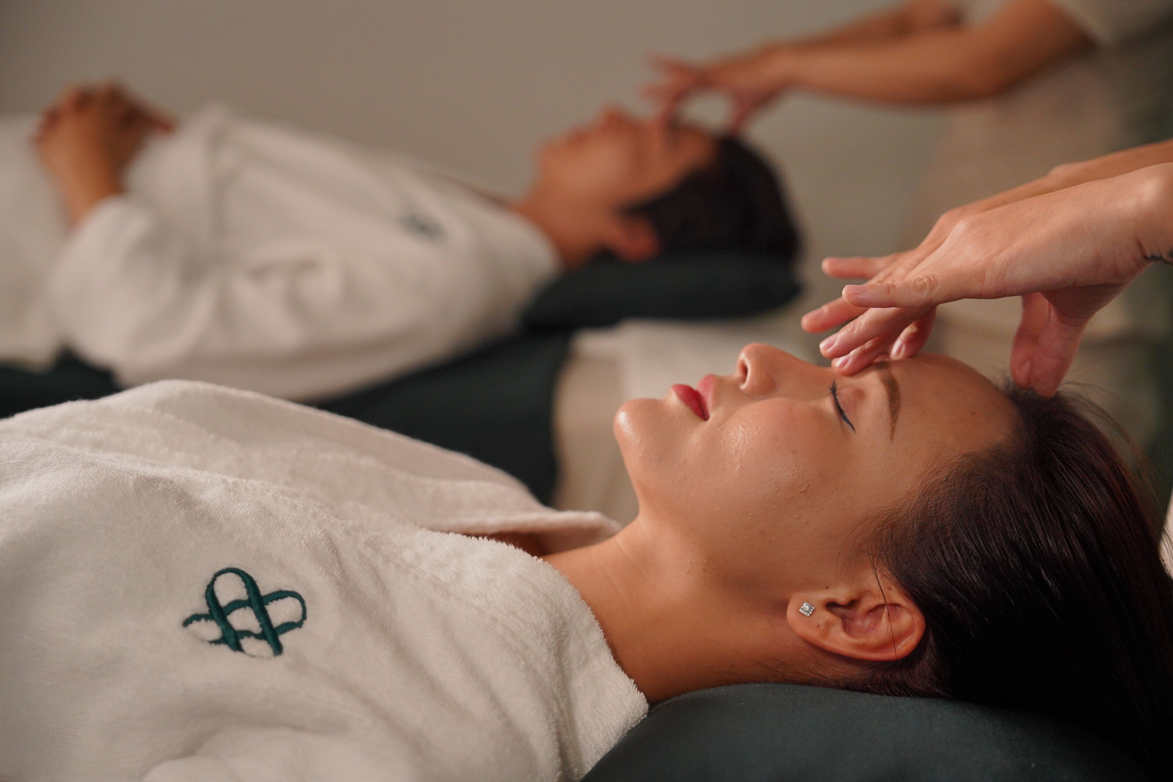 Eine Person liegt und erhält eine Massage.