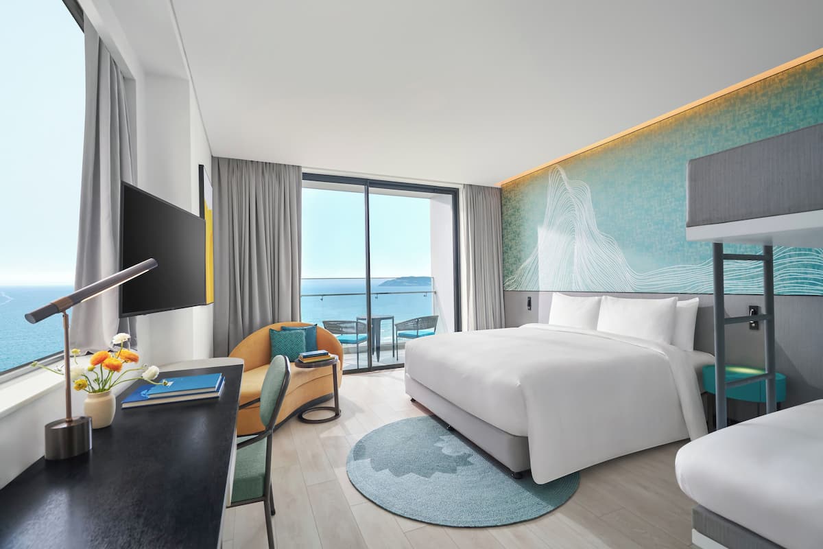 Familiekamer, meerdere bedden, balkon, uitzicht op zee | 1 slaapkamer, luxe beddengoed, een minibar, een kluis op de kamer