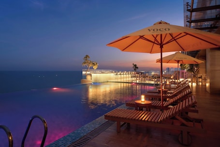 室外游泳池,07:00 至 20:00 开放,池畔遮阳伞,日光浴躺椅