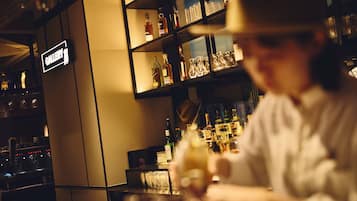 Eine Bar mit Regalen voller Spirituosenflaschen und Gläsern.