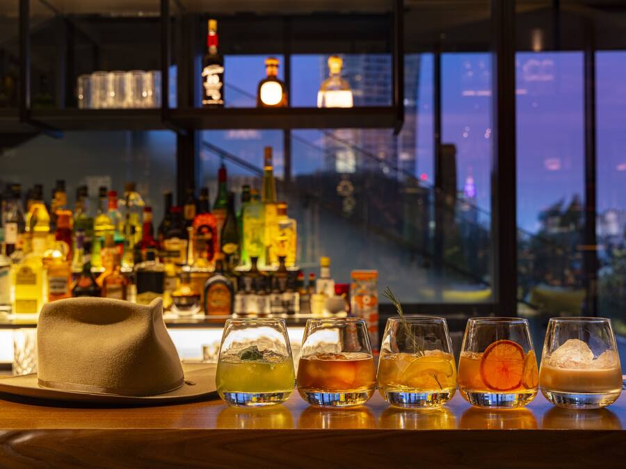 Eine Bar mit einer Auswahl an Flaschen und Gläsern.