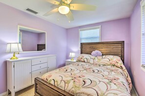 2 bedrooms, desk, iron/ironing board, WiFi - Venice Vacation Rental w/ Pool, Near Beaches (Venice)
