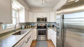 House, 4 Bedrooms | Private kitchen | Fridge, oven, coffee/tea maker, toaster