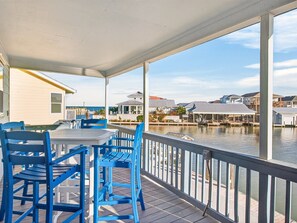 Outdoor dining - Estes Oasis 4 Bedroom Home by RedAwning (Aransas Pass)