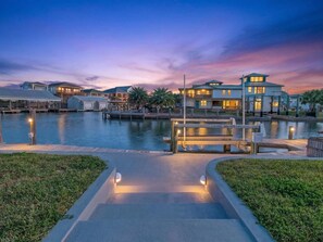 House, 4 Bedrooms - Estes Oasis 4 Bedroom Home by RedAwning (Aransas Pass)