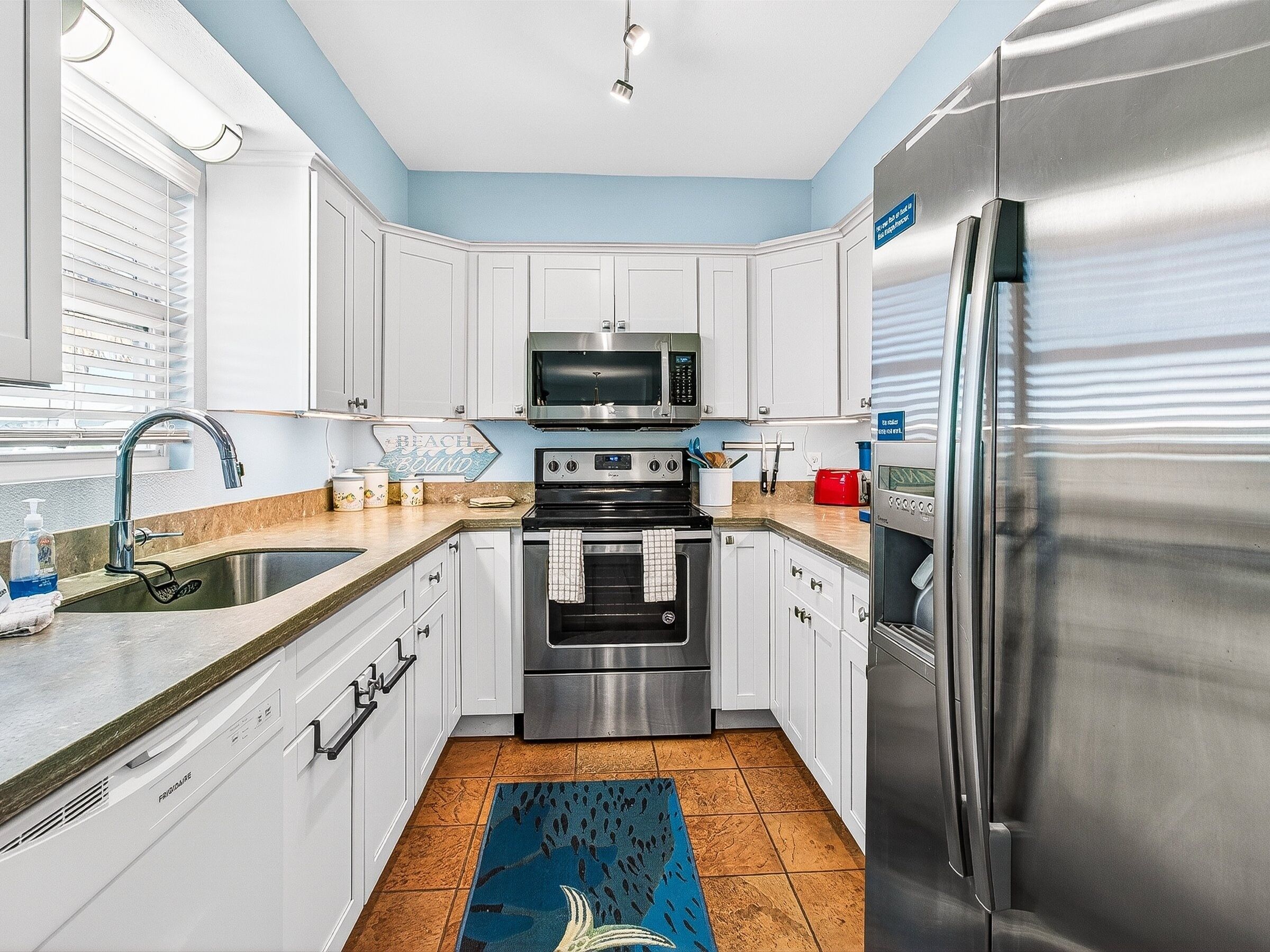 Hus, 4 soverom | Eget kjøkken | Kjøleskap, ovn, kaffetrakter/tekoker og brødrister