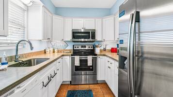 Hus, 4 soverom | Eget kjøkken | Kjøleskap, ovn, kaffetrakter/tekoker og brødrister