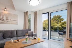 TV - Beach Villa Valentina Apartment XI (Okrug Gornji)