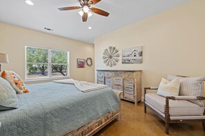 2 bedrooms, iron/ironing board, WiFi, bed sheets - Lone Star Cabin No. 8 (Fredericksburg)