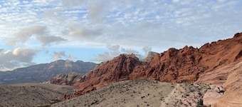 Partially Converted Glamping Bus-6 Min. To Red Rock