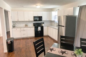 Full-sized fridge, microwave, oven, dishwasher - Modern Fort Worth Family Friendly Home Nearby Fifa Events Pets (Fort Worth)