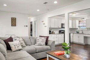 Smart-TV, Bücher, Streaming-Dienste, Arbeitsbereiche