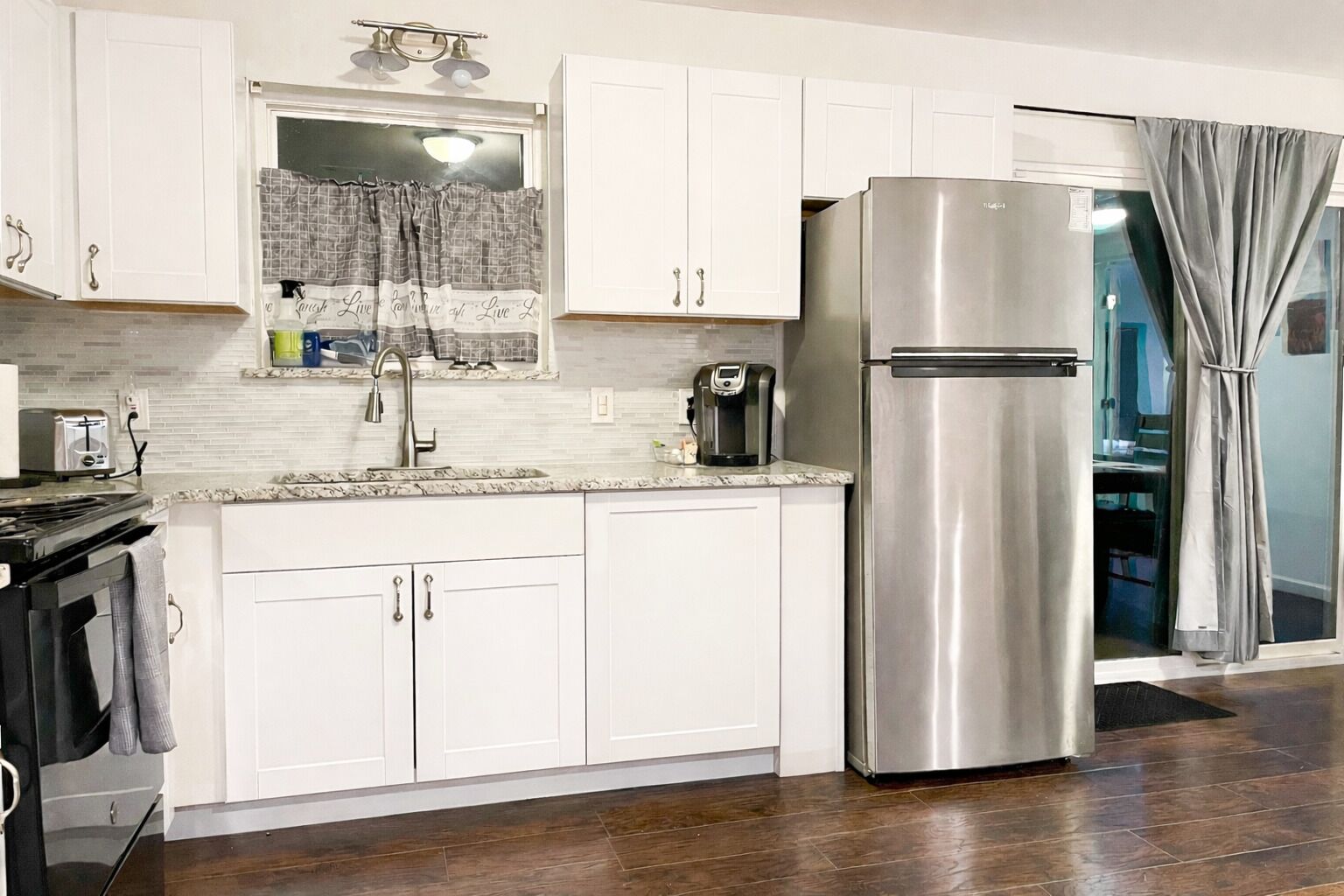 Full-size fridge, microwave, oven, dishwasher