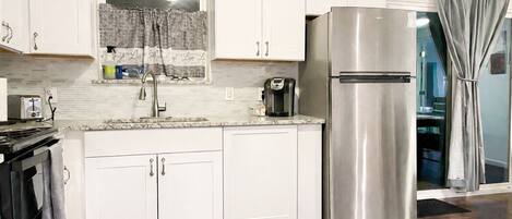 Full-size fridge, microwave, oven, dishwasher