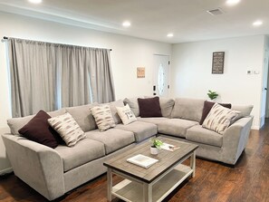 TV connectée, livres, services de streaming, espaces bureaux