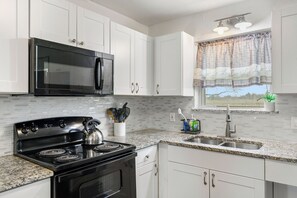 Großer Kühlschrank, Mikrowelle, Ofen, Geschirrspüler