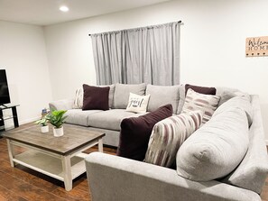 TV connectée, livres, services de streaming, espaces bureaux