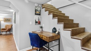 Una escalera con escalones de madera y un escritorio con una silla azul.
