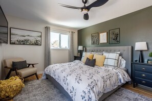 5 bedrooms, WiFi, bed sheets - Newly remodeled modern farmhouse near the Rocky Mountains! (Littleton)