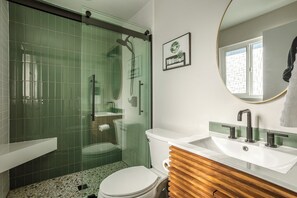 Dusche, Haartrockner, Handtücher, Seife