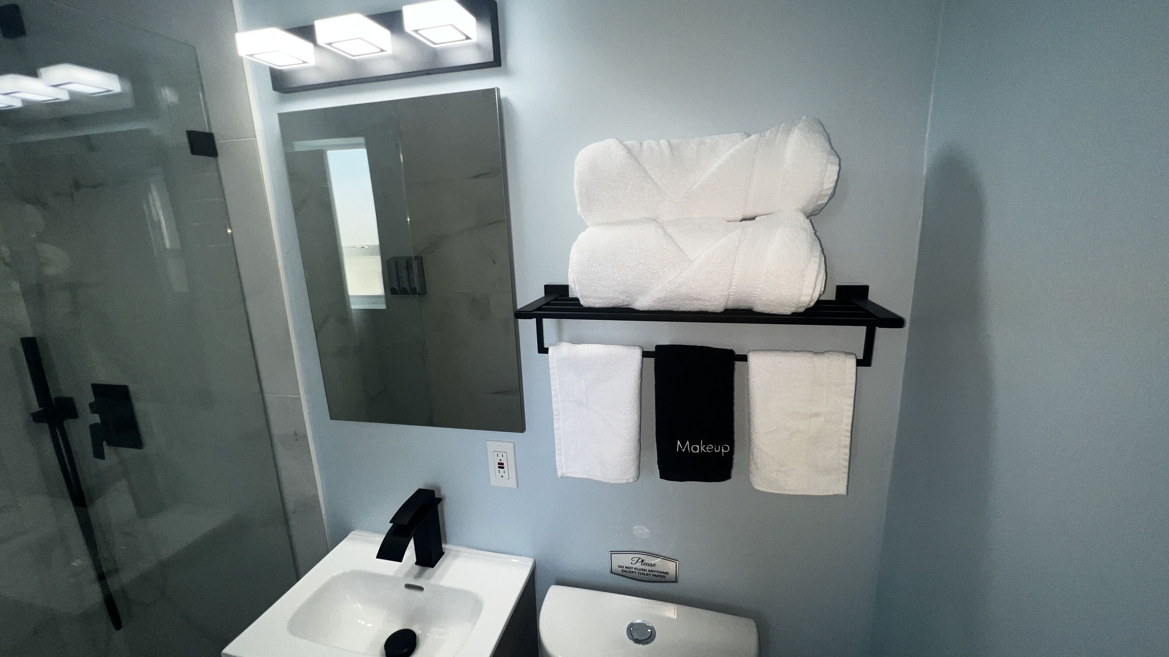 Suihku, hiustenkuivaaja, pyyhkeet, saippua