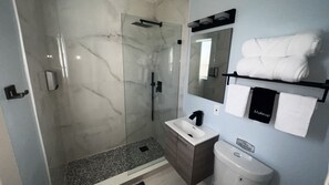 Een douche, een haardroger, handdoeken, zeep