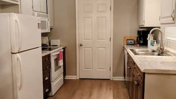 Coffee/tea maker, fridge, microwave, oven