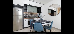 Kjøleskap, mikrobølgeovn, ovn og kokeplater