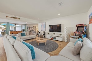 Smart TV, chimenea, videojuegos y futbolito