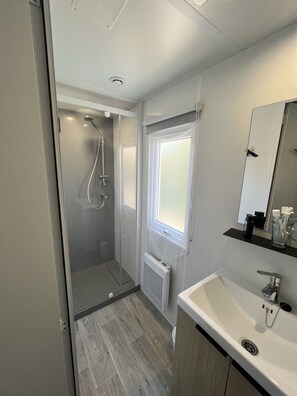 Dusj, hårføner, håndklær og såpe
