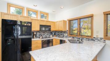 Casa de ciudad, 3 habitaciones | Cocina privada