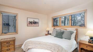 Townhome, 3 Bedrooms | 3 bedrooms, bed sheets