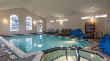 Kondominium, 2 kamar tidur | Kolam renang | Kolam renang indoor dan sebuah kolam renang air hangat